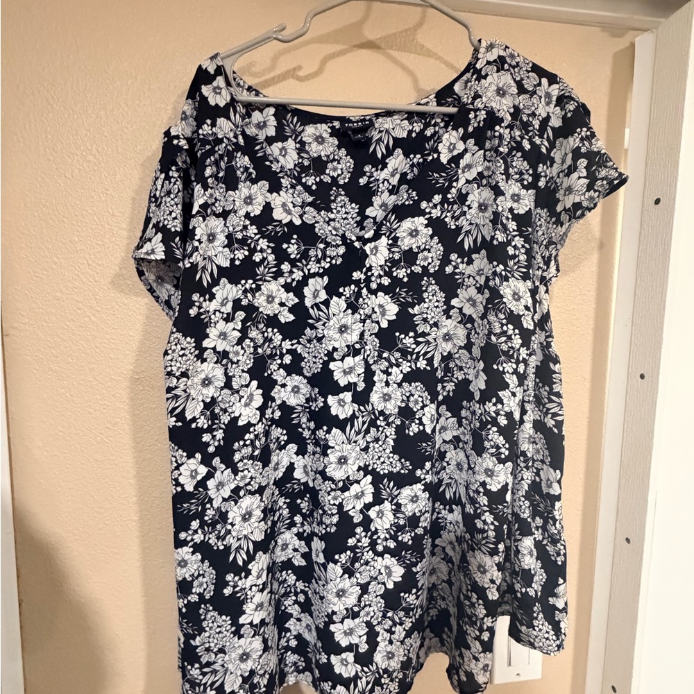 torrid size 4 black/white Floral Short Sleeve Blouse